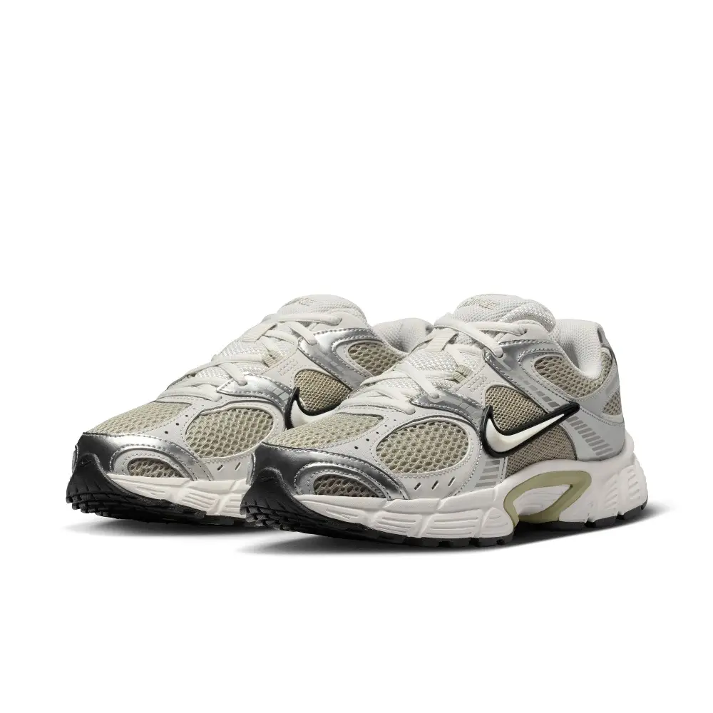 Nike V5 RNR Sneakers with Reflective Accents Green - Image 2