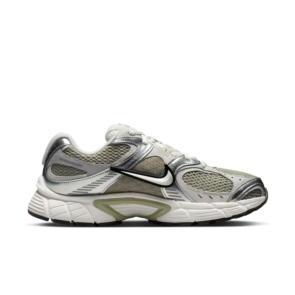 Nike V5 RNR Sneakers with Reflective Accents Green - Image 3