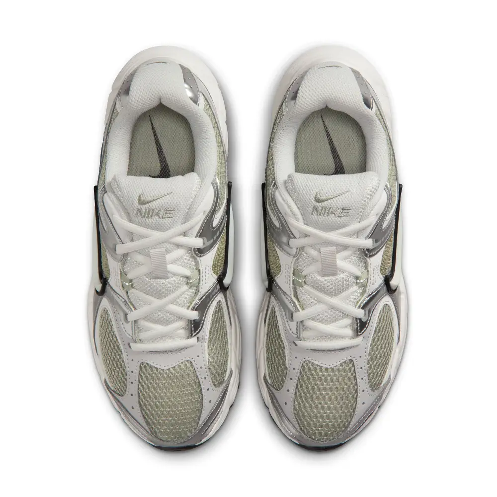 Nike V5 RNR Sneakers with Reflective Accents Green - Image 4