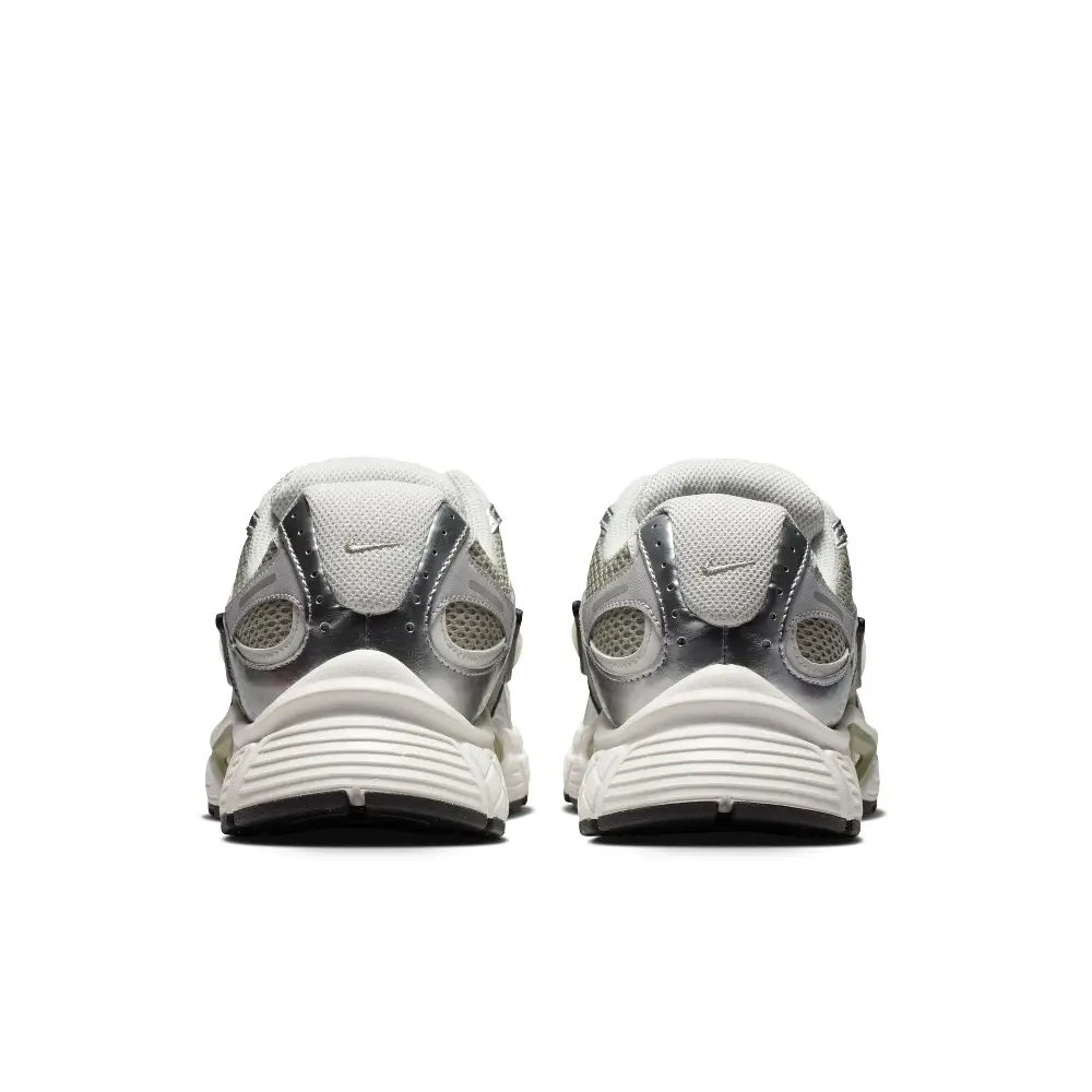 Nike V5 RNR Sneakers with Reflective Accents Green - Image 5
